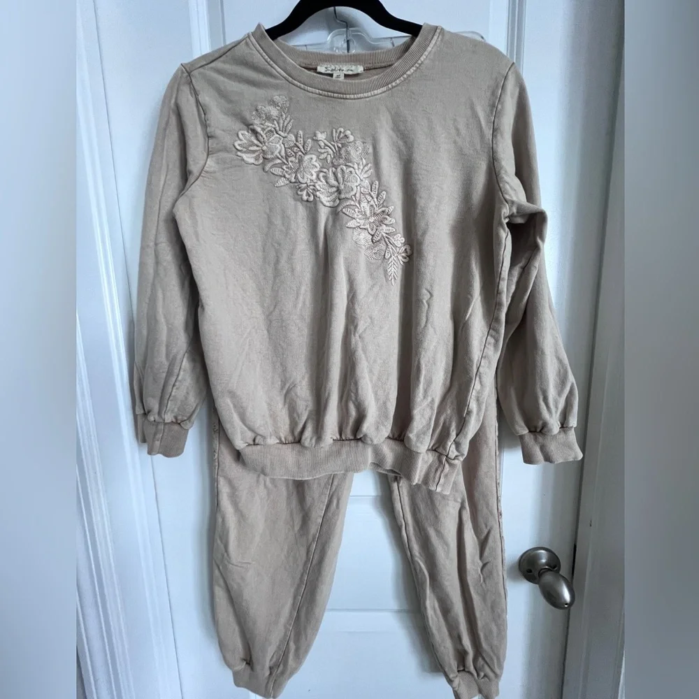 Solitaire Beige Floral Embroidered stonewash SweatPants size large - Picture 1 of 10